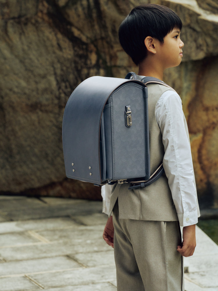 「HERTE」フロストブルーを背負った子ども