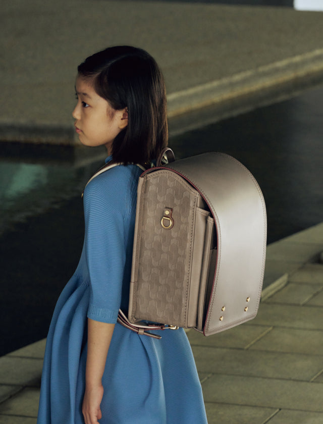 「HERTE」ストーングレージュのランドセルを背負った子ども