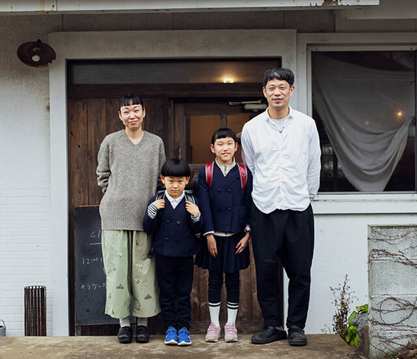 歩く距離を考えて、革より軽いクラリーノ®を