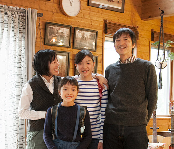 姉妹で愛用、赤と緑のランドセル