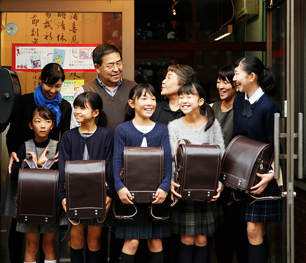 祖父母から贈られた茶色のランドセル