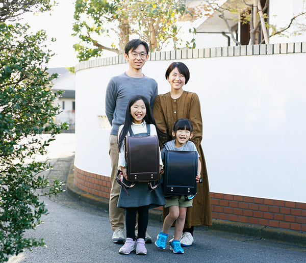 姉は茶×ピンク、弟は黒×水色を