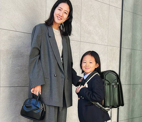 ランドセルの色を楽しむ、季節の通学コーディネート