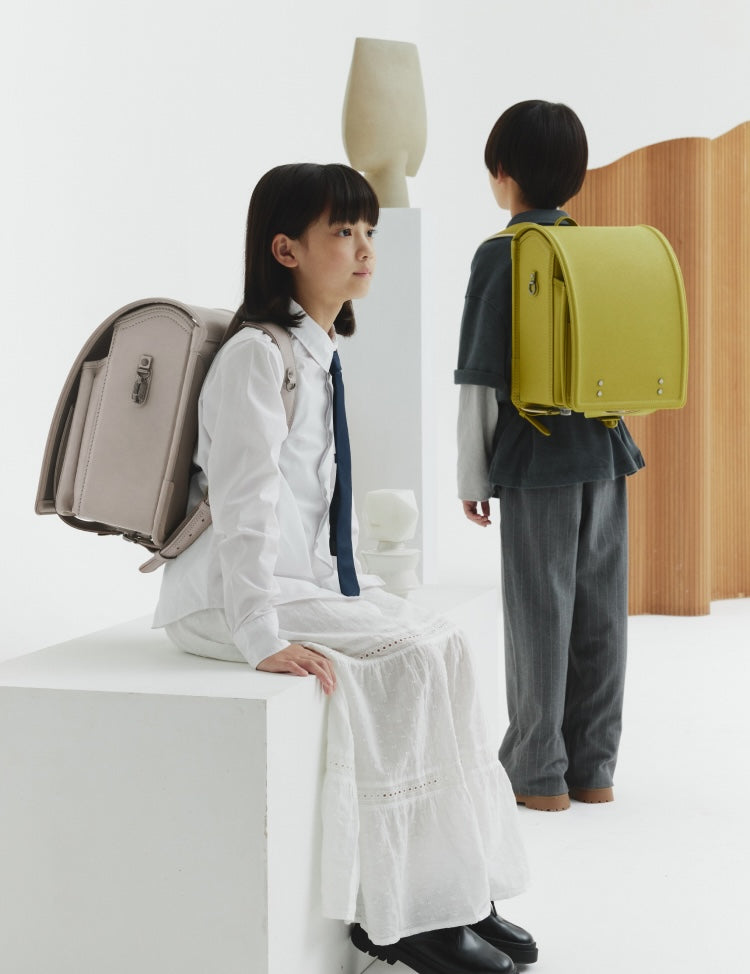 RECOの2027年新色ランドセルを背負った子供