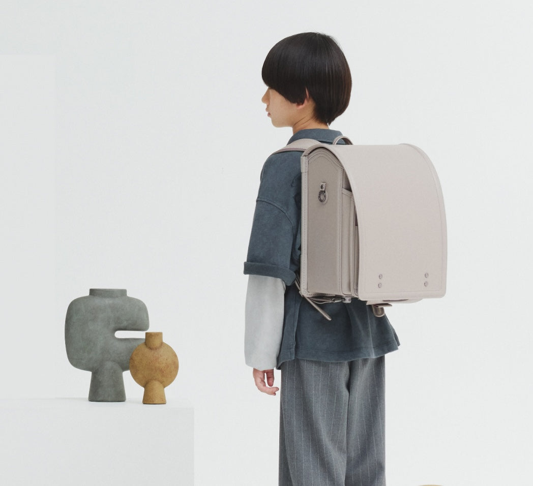 RECOの2027年新色ランドセルのサンドベージュを背負った子供