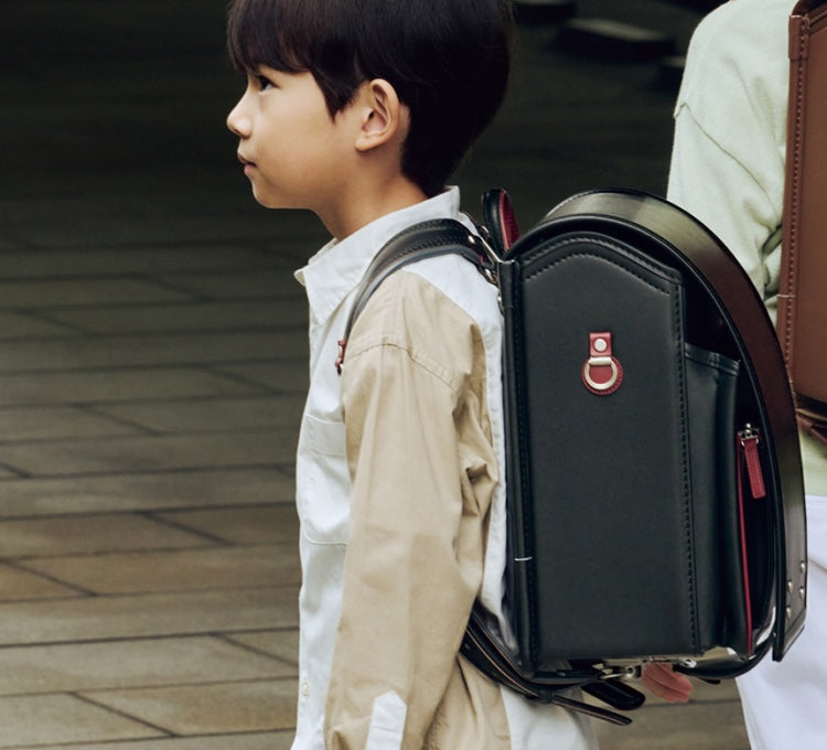 バイカラーモデルのランドセルを背負った子供