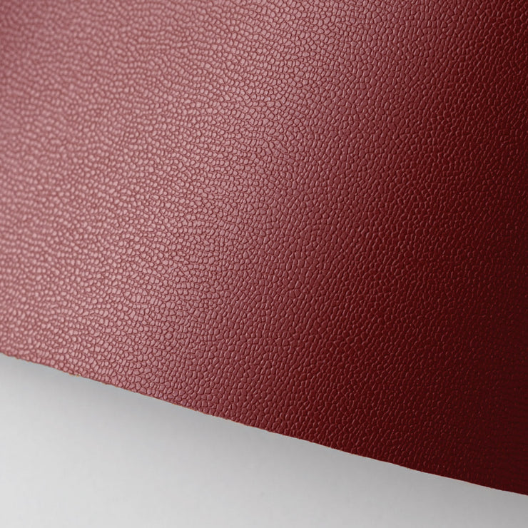 ほんのりとした凹凸で、傷が目立ちにくいスムース素材