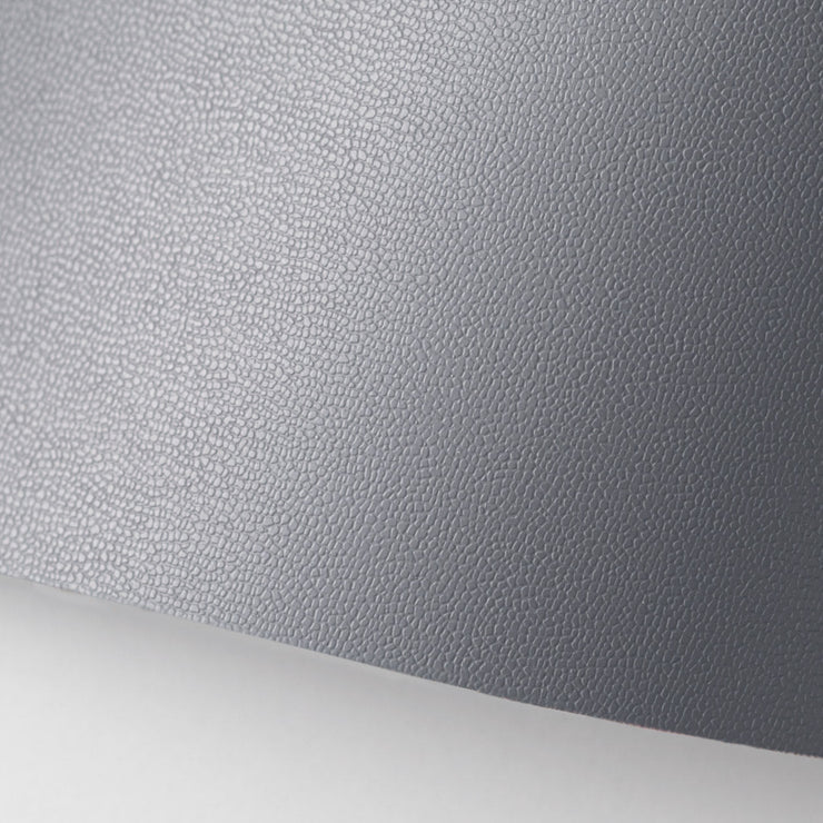 ほんのりとした凹凸で、傷が目立ちにくいスムース素材