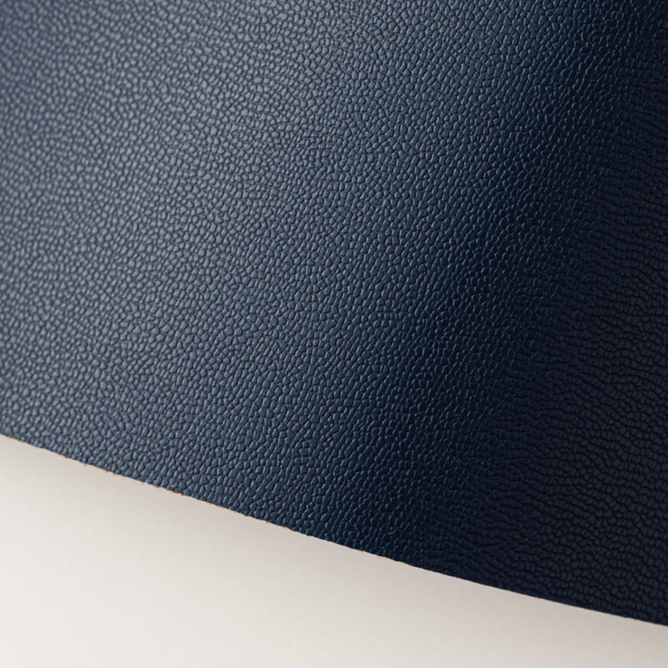 ほんのりとした凹凸で、傷が目立ちにくいスムース素材