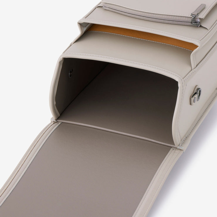 内装は、本体と同系色でスタイリッシュに