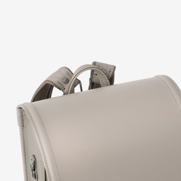 ロッカーへの出し入れや、持ち運びに便利な持ち手