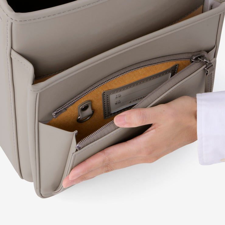 大容量ポケット（名前カードとキーフックは内側に）