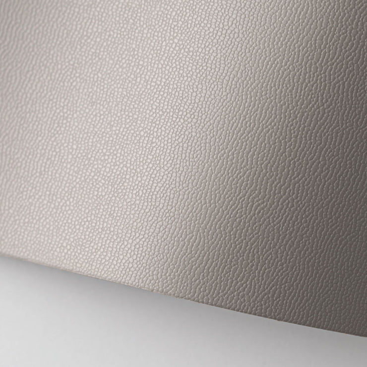 ほんのりとした凹凸で、傷が目立ちにくいスムース素材