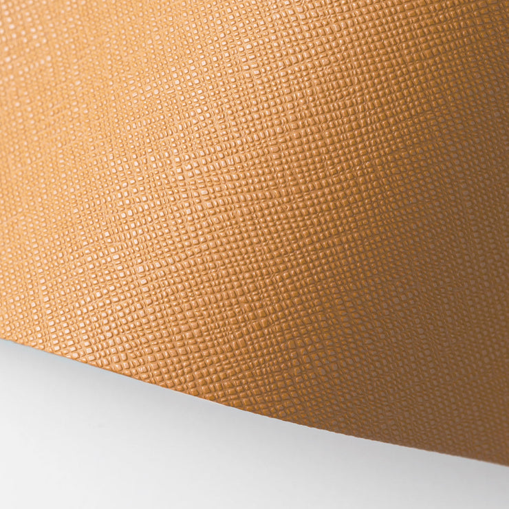 色に奥行きを持たせるため、シボ感のある型押し素材を採用