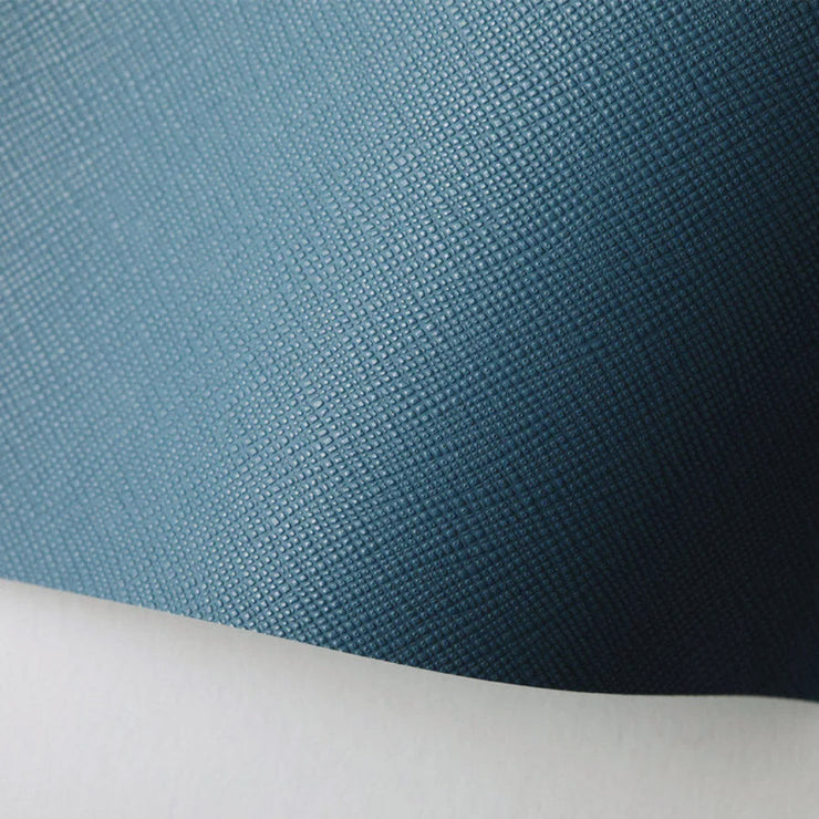 色に奥行きを持たせるため、シボ感のある型押し素材を採用