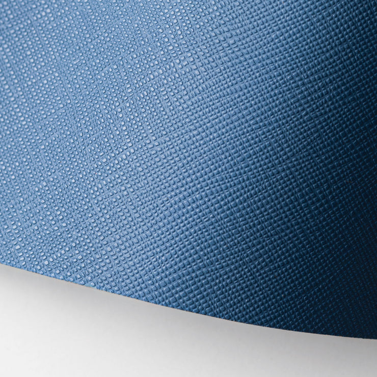 色に奥行きを持たせるため、シボ感のある型押し素材を採用