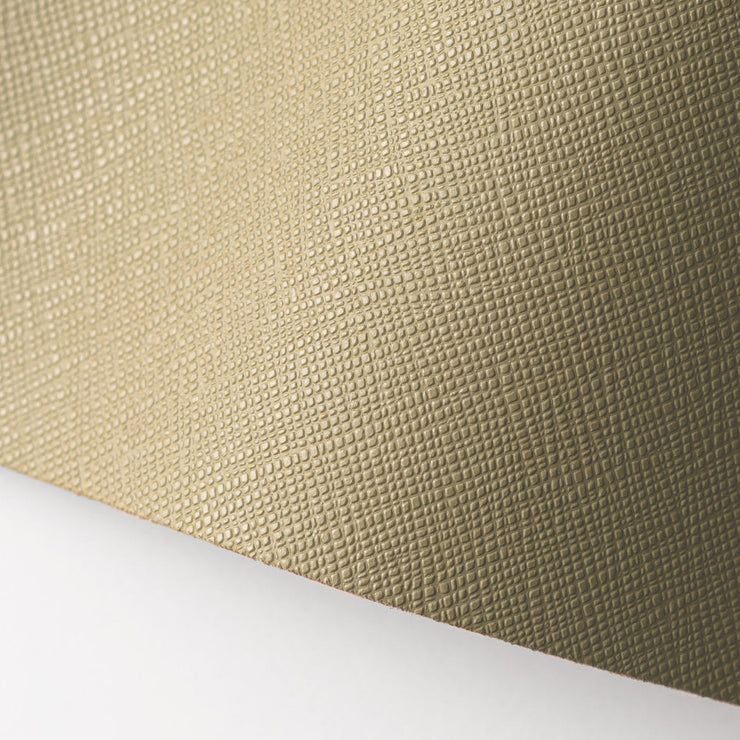 色に奥行きを持たせるため、シボ感のある型押し素材を採用