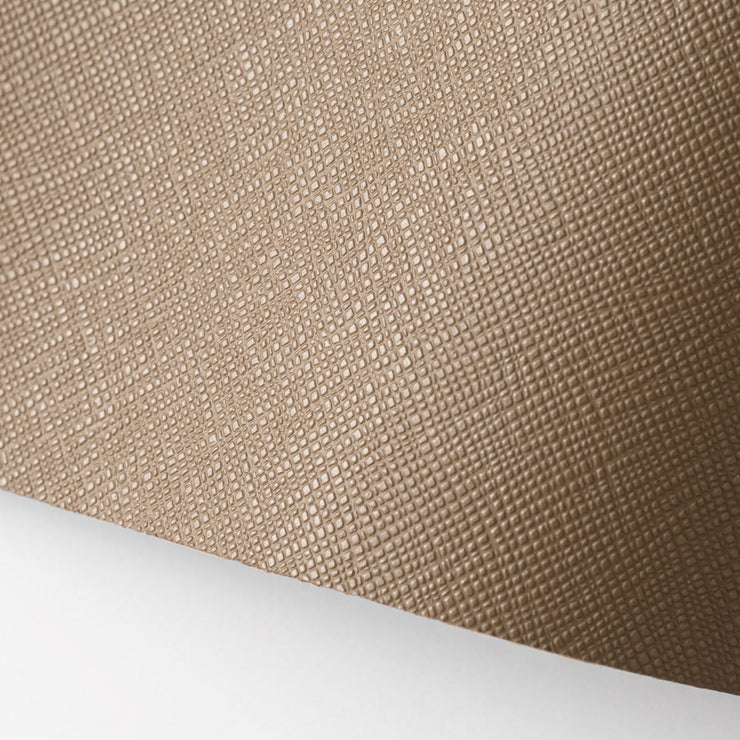 色に奥行きを持たせるため、シボ感のある型押し素材を採用