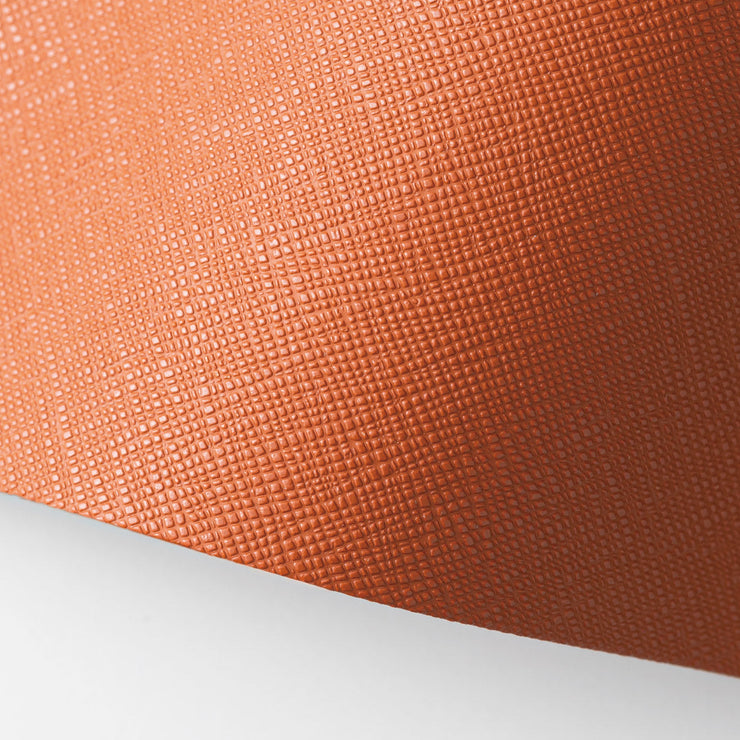 色に奥行きを持たせるため、シボ感のある型押し素材を採用