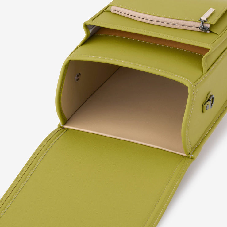 内装の色は、柔らかなオークとカーキ