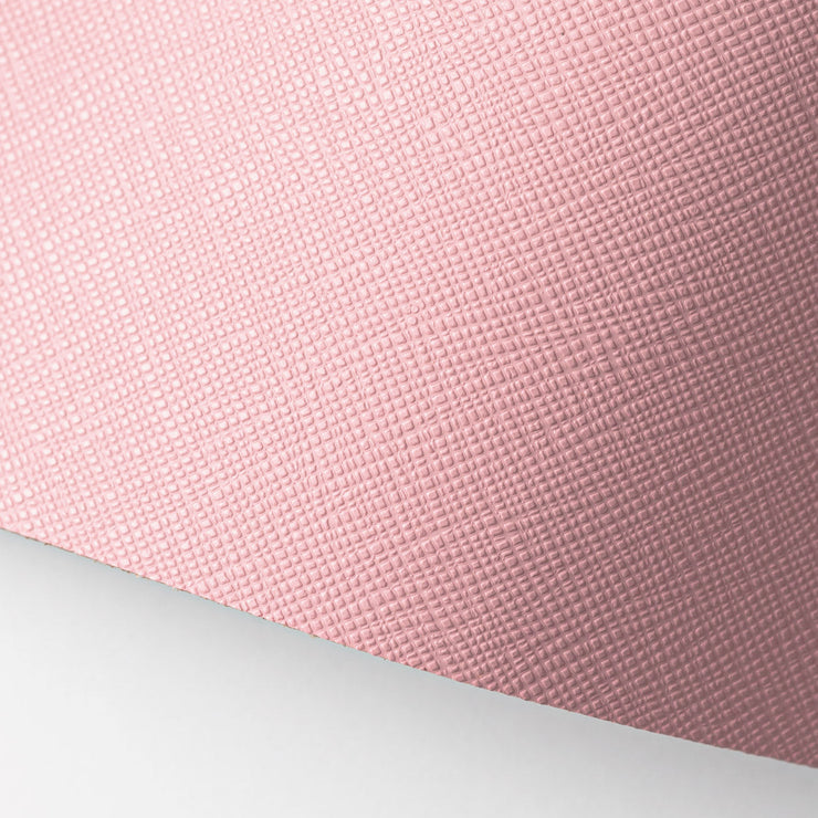 色に奥行きを持たせるため、シボ感のある型押し素材を採用