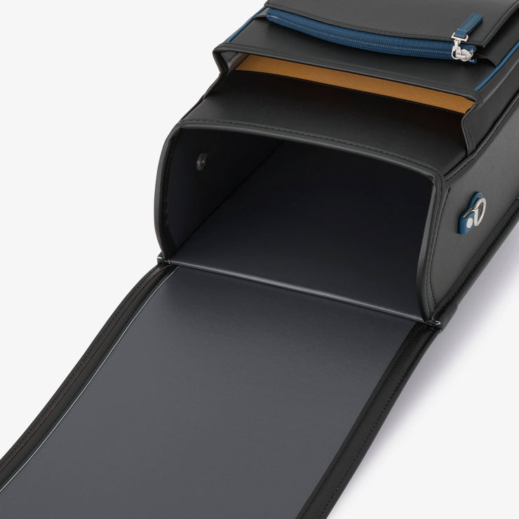 内装は、本体と同系色でスタイリッシュに