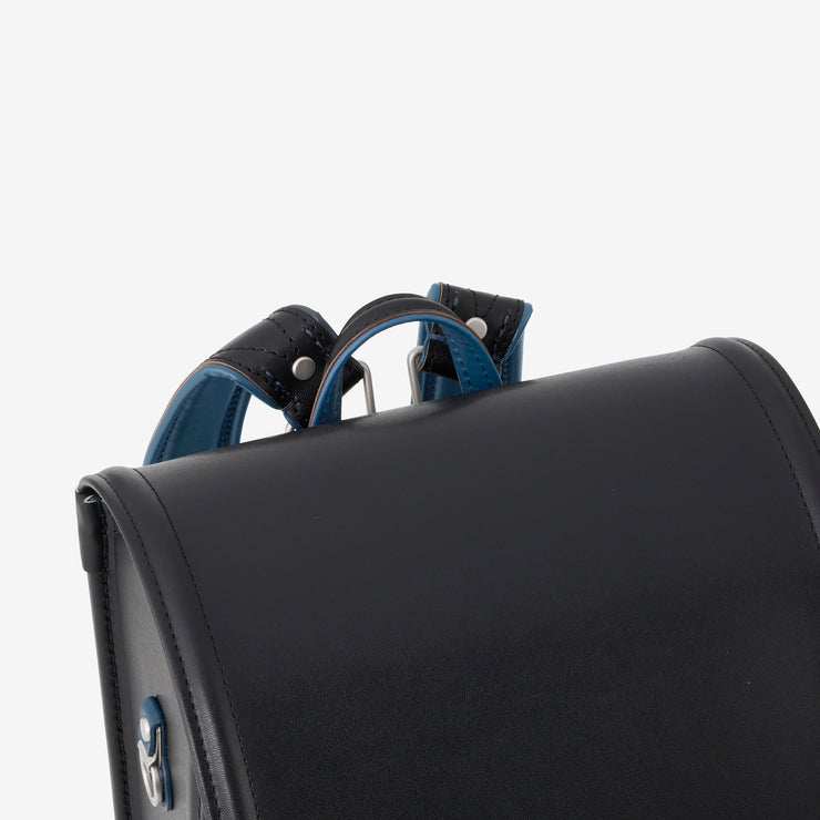 ロッカーへの出し入れや、持ち運びに便利な持ち手