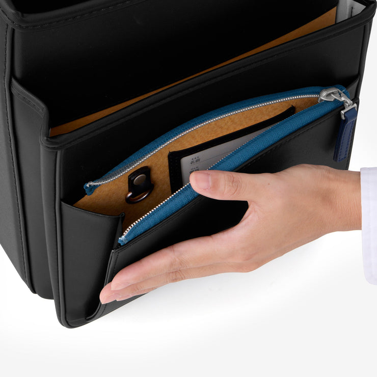 大容量ポケット（名前カードとキーフックは内側に）