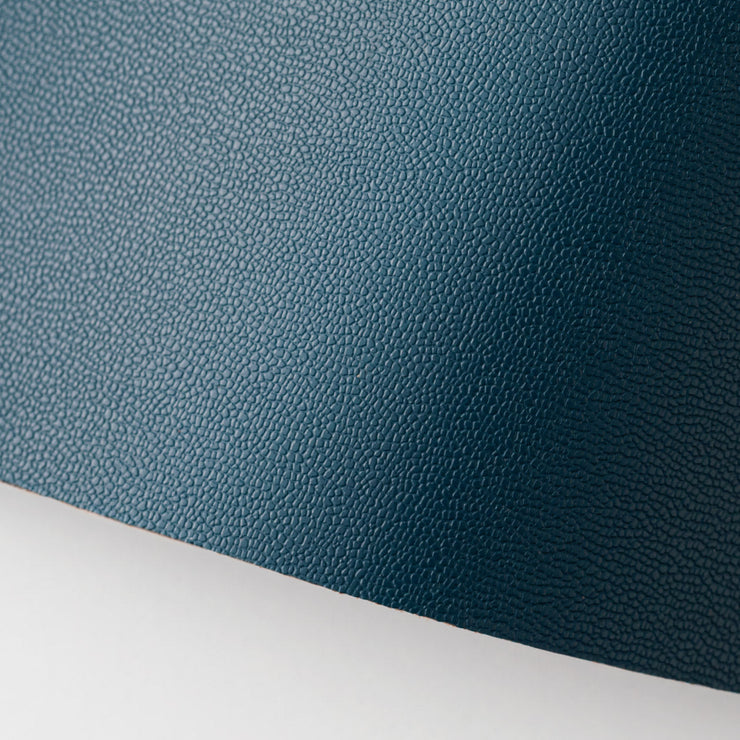 ほんのりとした凹凸で、傷が目立ちにくいスムース素材