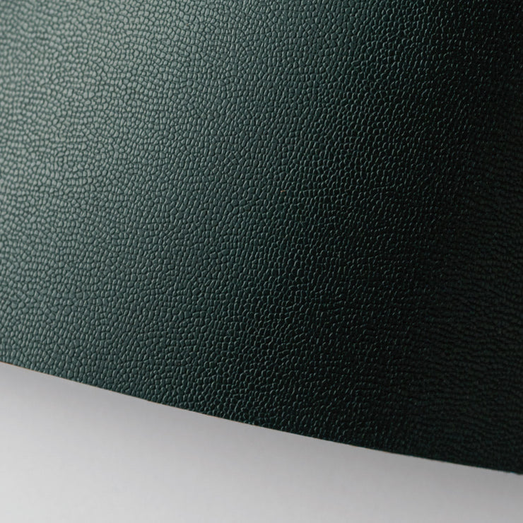 ほんのりとした凹凸で、傷が目立ちにくいスムース素材