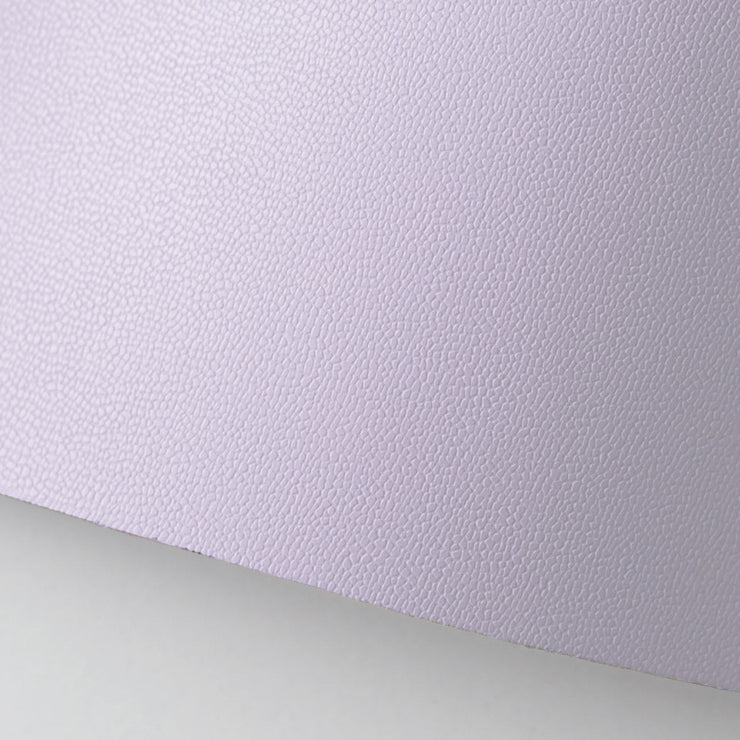 ほんのりとした凹凸で、傷が目立ちにくいスムース素材