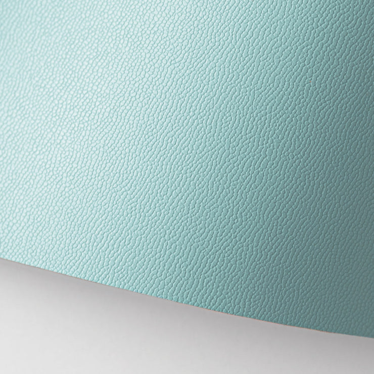 ほんのりとした凹凸で、傷が目立ちにくいスムース素材