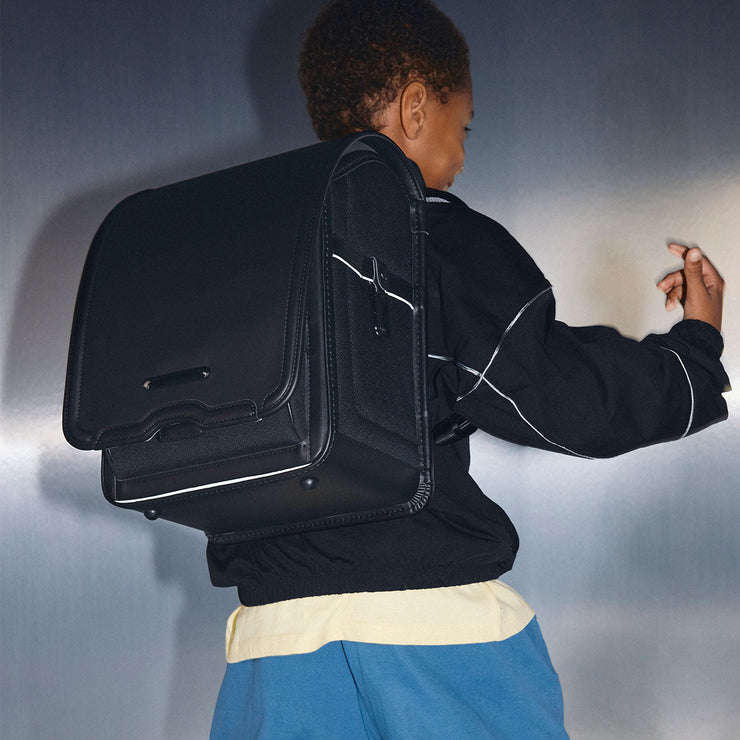 背中に馴染むミニマルなデザイン