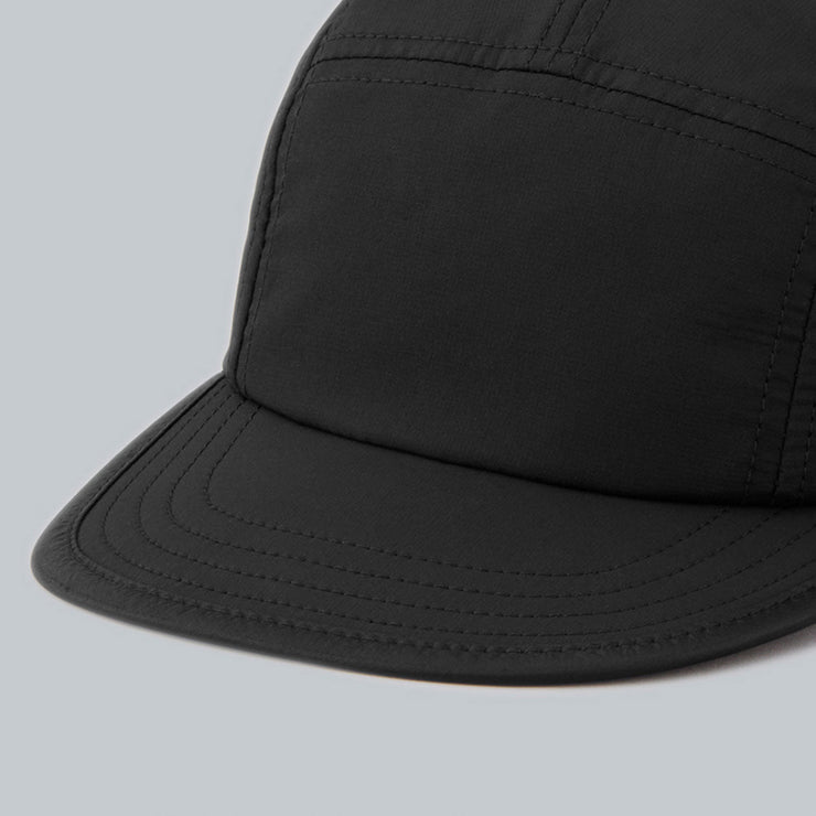 アーチ型のツバ