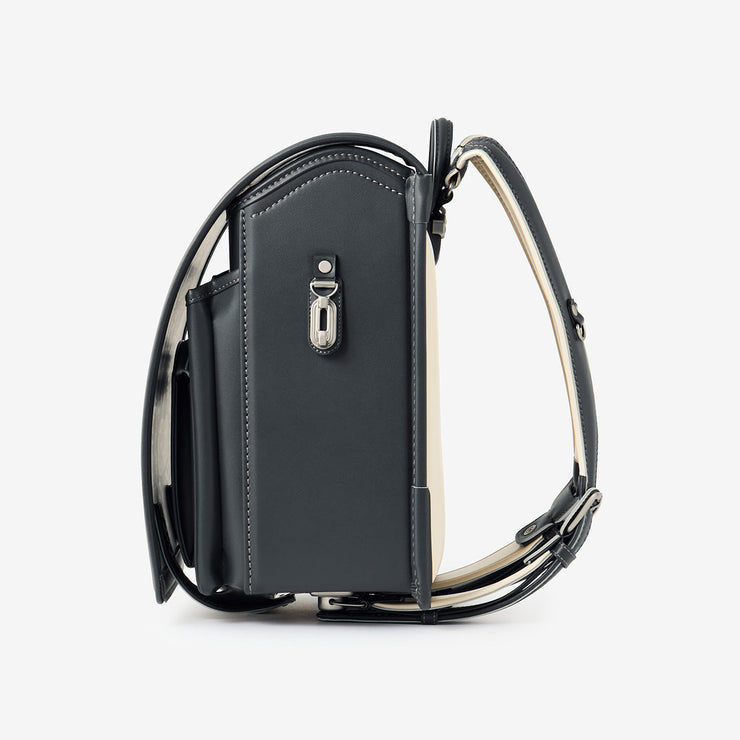 巾着などをかけられるナスカン付き