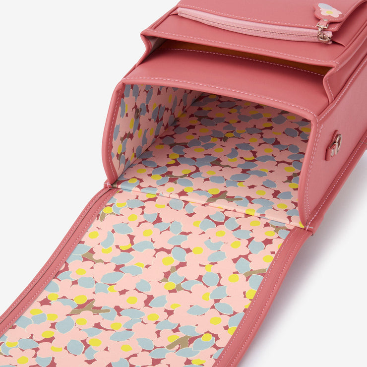 内装は、ミナ ペルホネン描き下ろしの絵柄