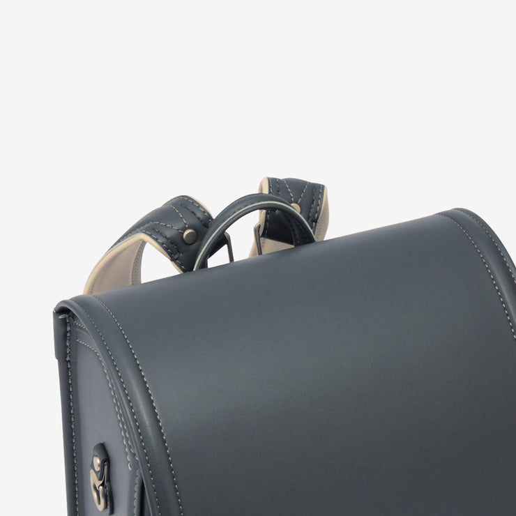 ロッカーへの出し入れや、持ち運びに便利な持ち手