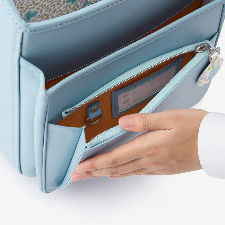 大容量ポケット（名前カードとキーフックは内側に）