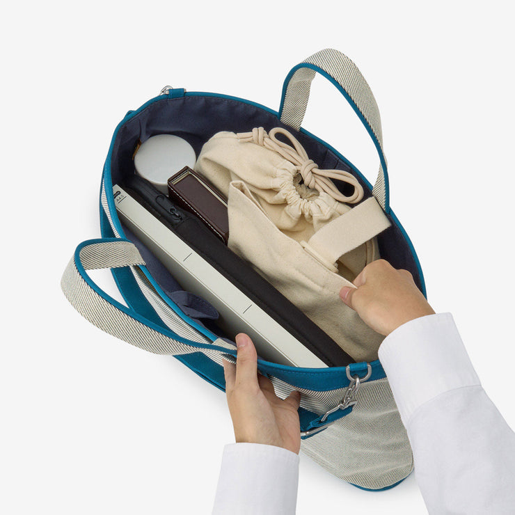 教材や水筒などが入る、たっぷりの収納力