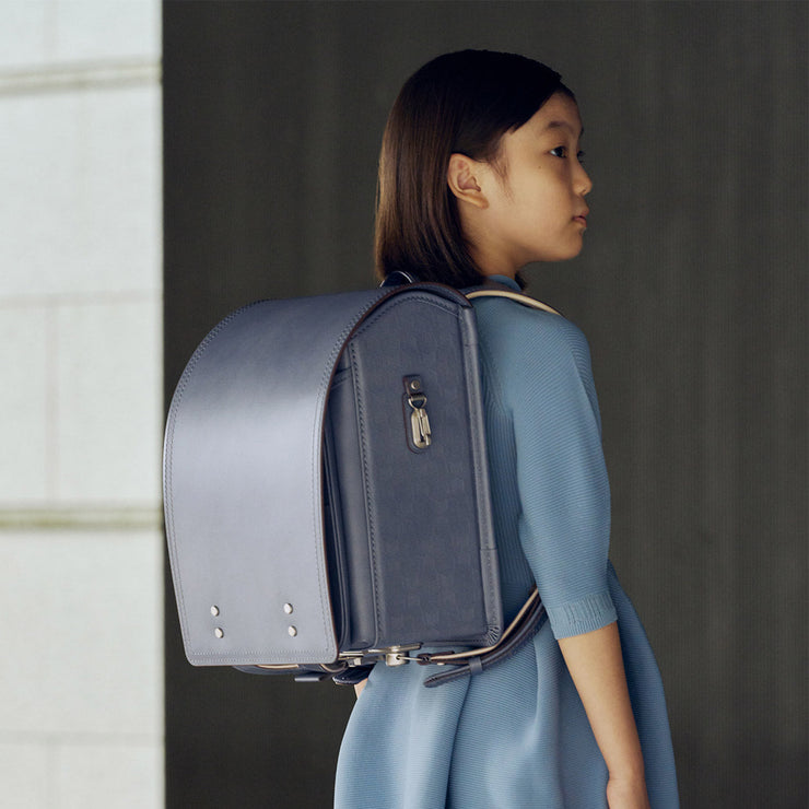 日常にそっと溶け込む、洗練された色