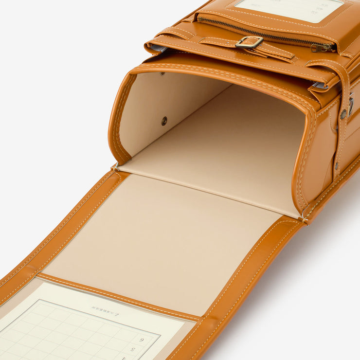 内装は、背あてと同じ優しいベージュ（フタ裏には時間割表入れも）