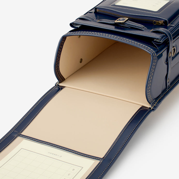 内装は、背あてと同じ優しいベージュ（フタ裏には時間割表入れも）