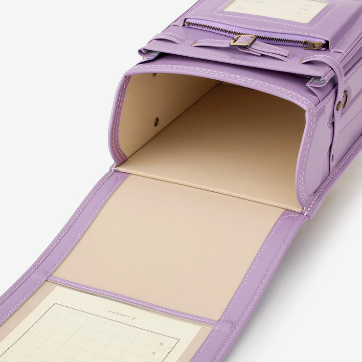 内装は、背あてと同じ優しいベージュ（フタ裏には時間割表入れも）