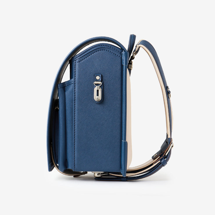 巾着などをかけられるナスカン付き