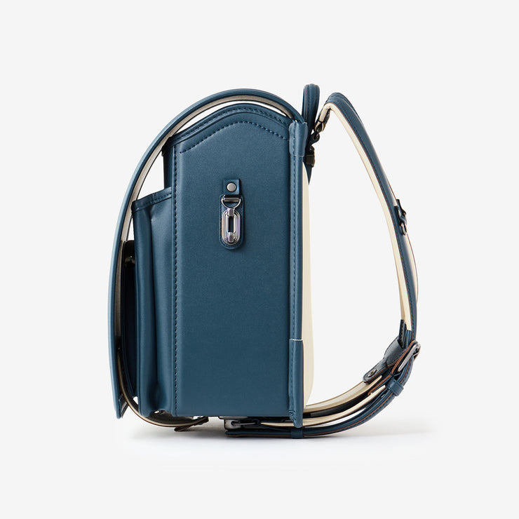 巾着などをかけられるナスカン付き