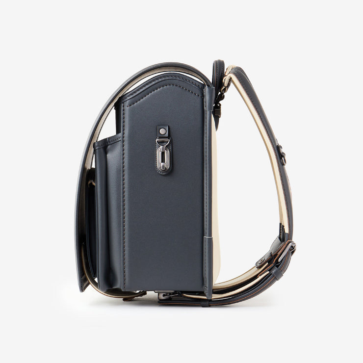 巾着などをかけられるナスカン付き