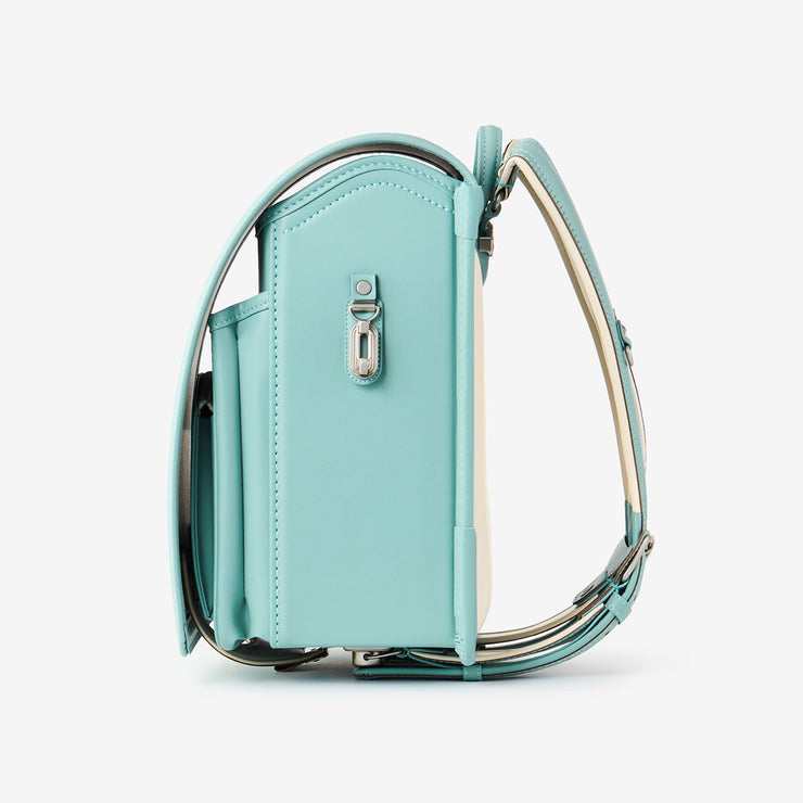 巾着などをかけられるナスカン付き