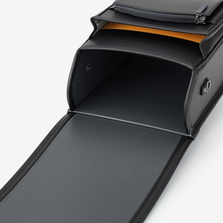 内装は、本体と同系色でスタイリッシュに