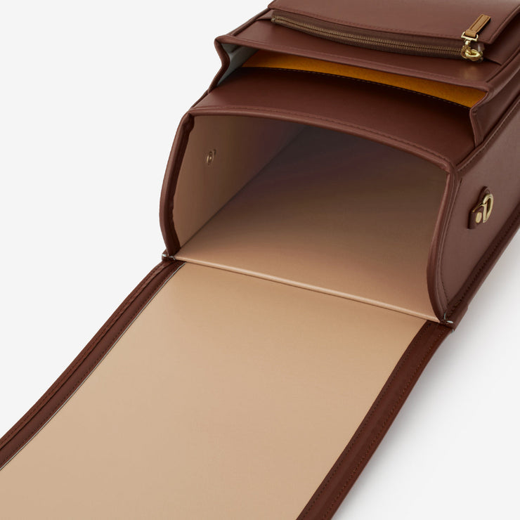 内装は、本体と同系色でスタイリッシュに