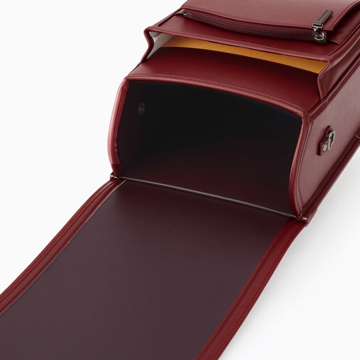 内装は、本体と同系色でスタイリッシュに